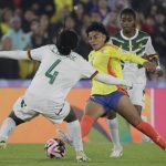 La colombiana Yesica Muñoz (c) disputa un balón con Mariane Ines Maague (i), de Camerún, este martes, en el partido del grupo A del Mundial Femenino sub-20 en el estadio de El Campín en Bogotá. EFE/ Carlos Ortega