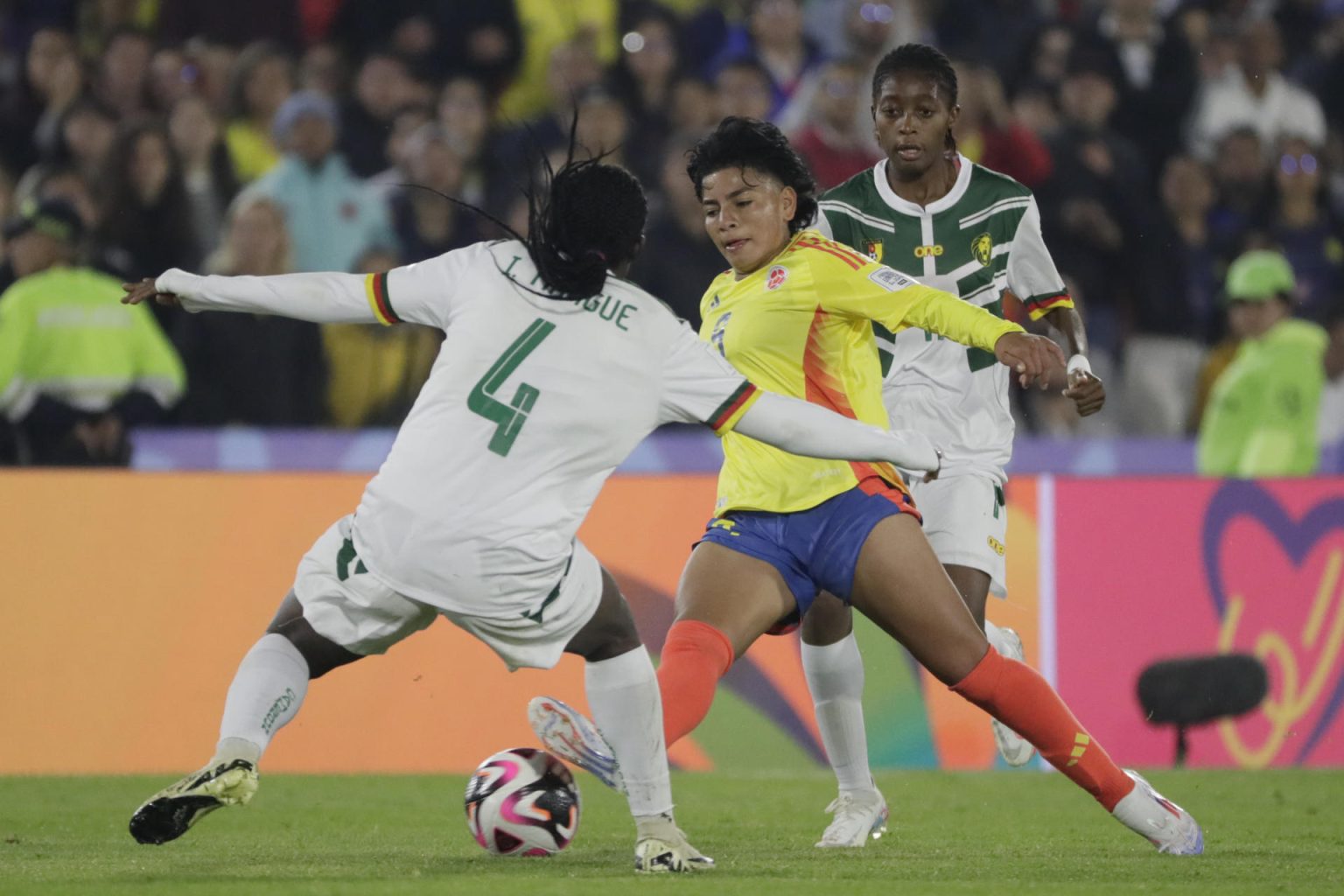 La colombiana Yesica Muñoz (c) disputa un balón con Mariane Ines Maague (i), de Camerún, este martes, en el partido del grupo A del Mundial Femenino sub-20 en el estadio de El Campín en Bogotá. EFE/ Carlos Ortega