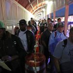 Fotografía del 13 de septiembre de 2024 de migrantes haciendo fila en el Puente Internacional Paso del Norte, en Ciudad Juárez (México). EFE/ Luis Torres.