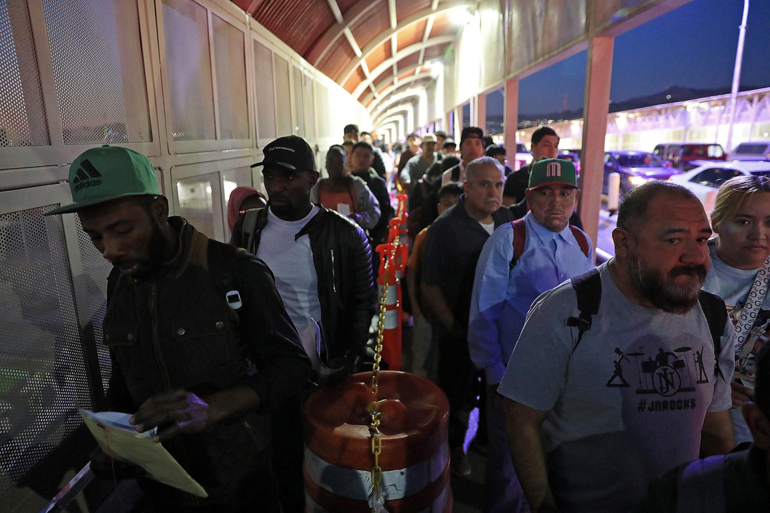 Fotografía del 13 de septiembre de 2024 de migrantes haciendo fila en el Puente Internacional Paso del Norte, en Ciudad Juárez (México). EFE/ Luis Torres.