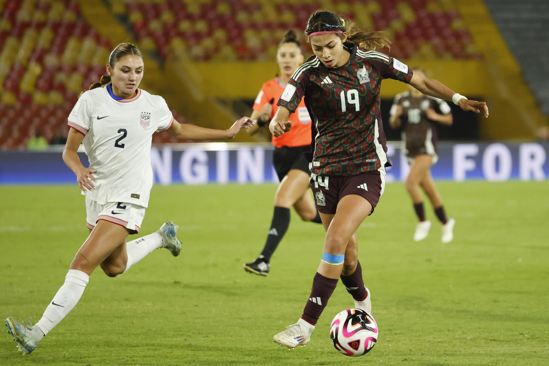 Montserrat Saldívar (d) de México disputa un balón Gisele Thompson de Estados Unidos este miércoles, en un partido de los octavos de final de la Copa Mundial Femenina sub-20. EFE/ Mauricio Dueñas Castañeda
