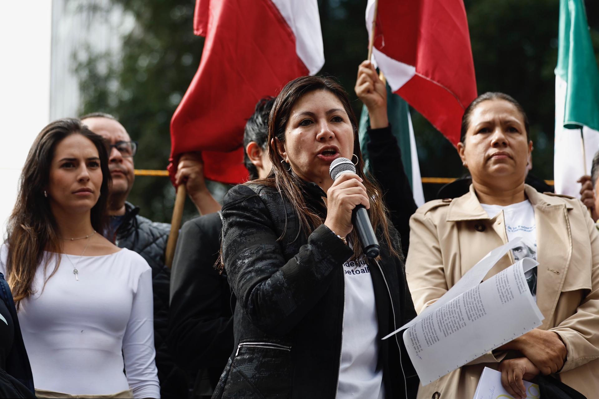 La directora nacional de la Asociación de Magistrados de Circuito y Jueces de Distrito del Poder Judicial de la Federación (JUFED), Juana Fuentes (c), habla durante una manifestación este miércoles, en los alrededores del Senado de la República, en Ciudad de México (México). EFE/ Sáshenka Gutiérrez
