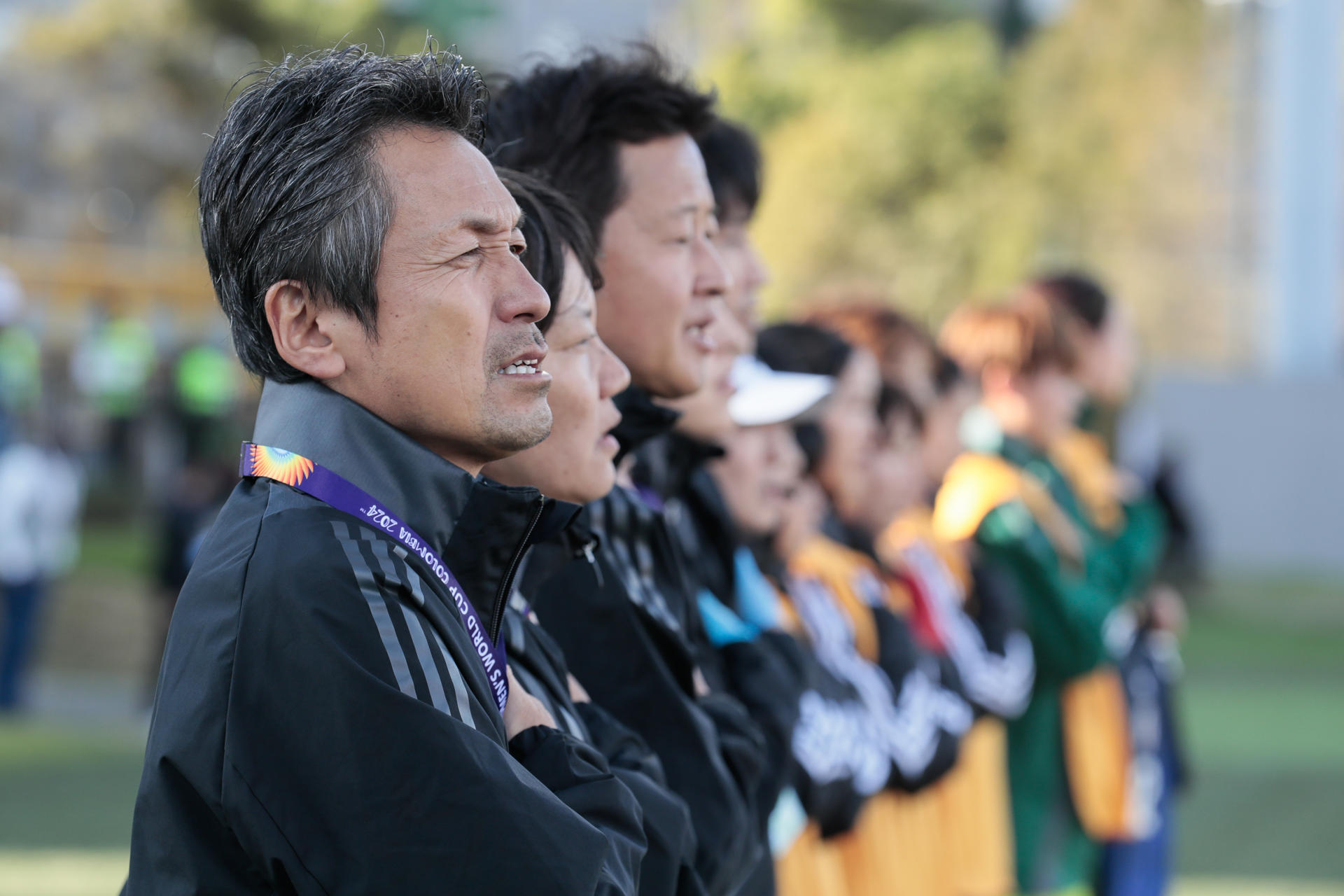 El director técnico Michihisa Kanō (i) de Japón canta el himno nacional en un partido del grupo E de la Copa Mundial Femenina sub-20. EFE/ Carlos Ortega
