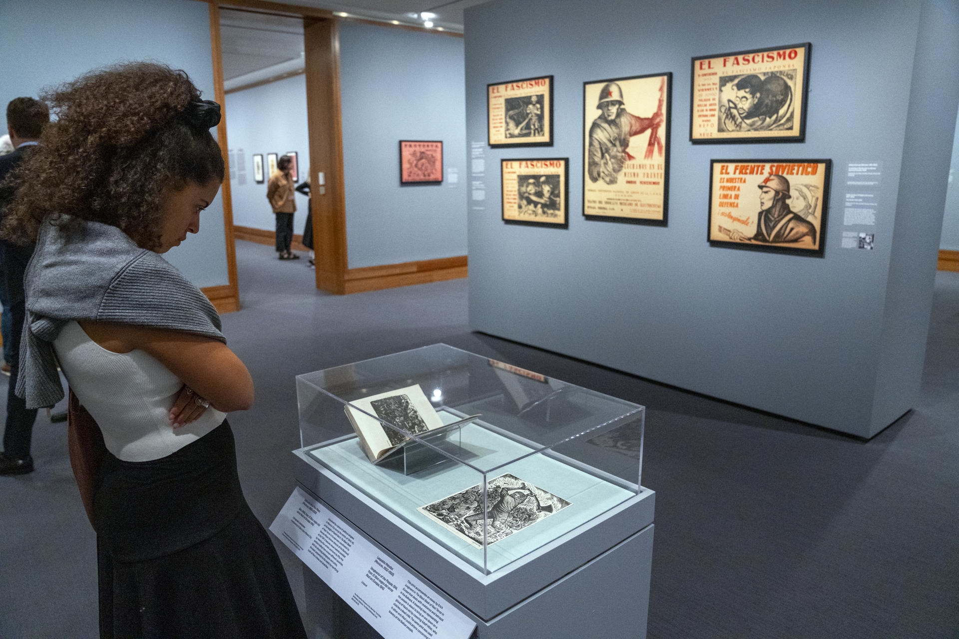 Una persona observa unos carteles durante la exposición 'Grabados mexicanos a la vanguardia' este lunes en el Museo Metropolitano (Met) de Nueva York (Estados Unidos). EFE/ Ángel Colmenares
