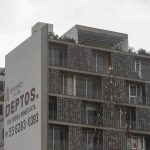 Fotografía de archivo donde se observa anuncios de ventas de departamentos y propiedades por inmobiliarias, en la Ciudad de México (México). EFE/Isaac Esquivel/ARCHIVO