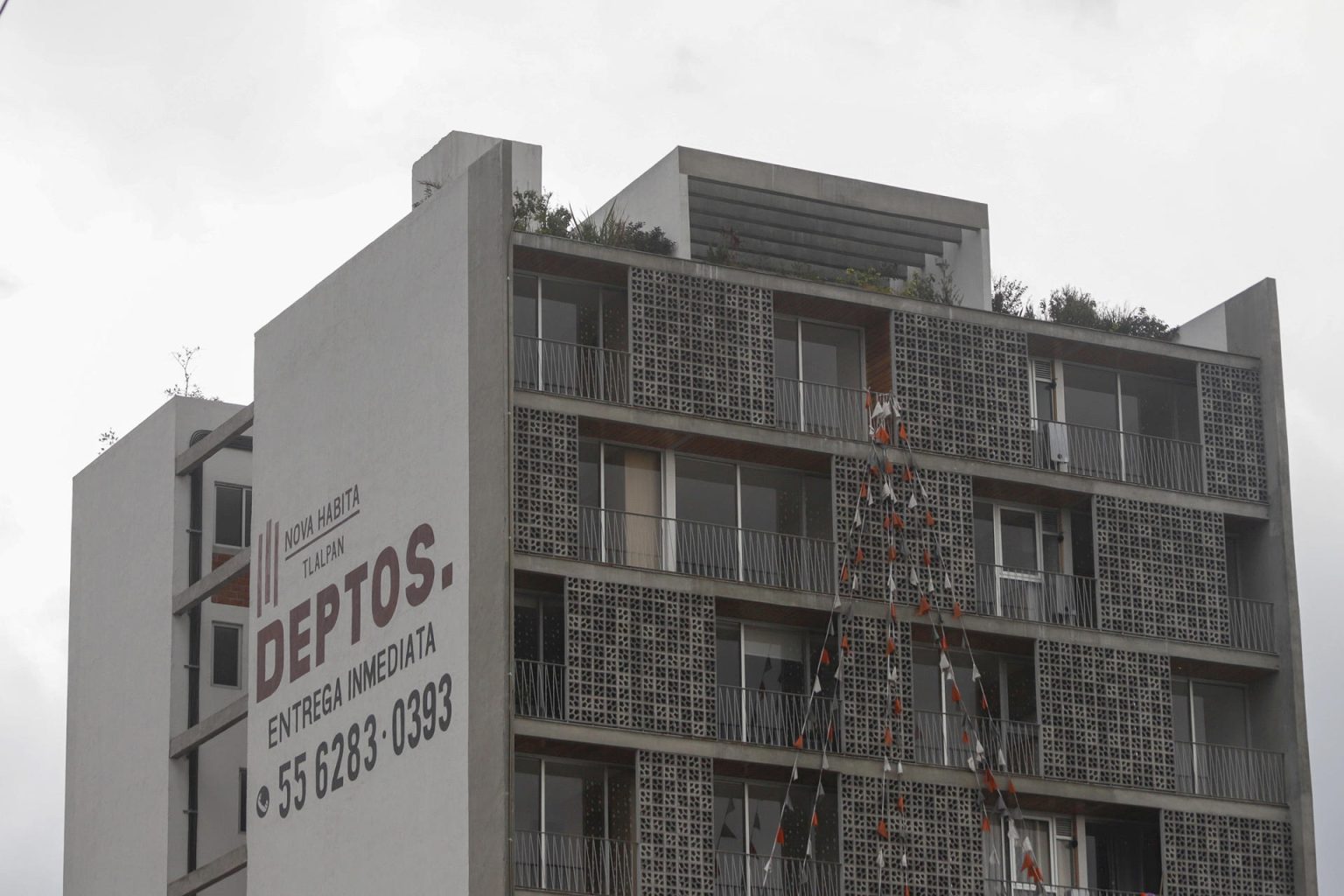 Fotografía de archivo donde se observa anuncios de ventas de departamentos y propiedades por inmobiliarias, en la Ciudad de México (México). EFE/Isaac Esquivel/ARCHIVO