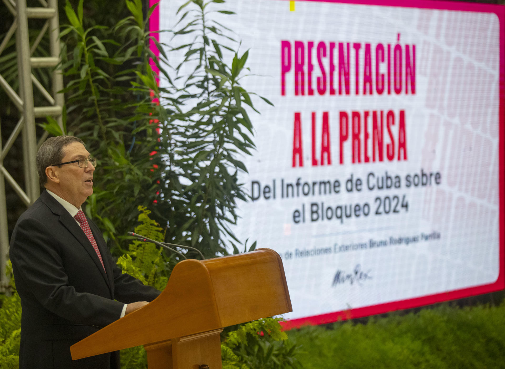 El canciller de Cuba Bruno Rodríguez Padilla habla en la presentación del informe sobre el impacto de las sanciones económicas de los Estados Unidos contra Cuba este jueves, en La Habana (Cuba). EFE/ Yander Zamora
