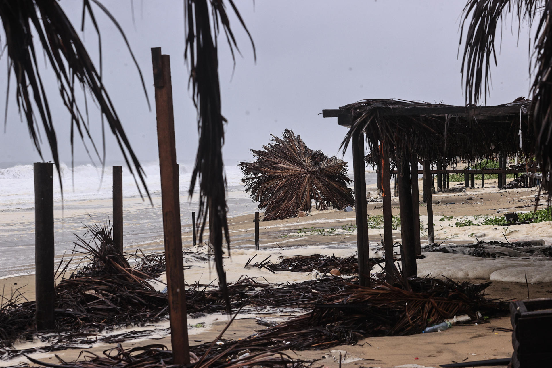 Fotografía de las afectaciones dejadas por el paso del huracán 'John', este miércoles en el balneario de Acapulco, en el estado de Guerrero (México). EFE/David Guzmán
