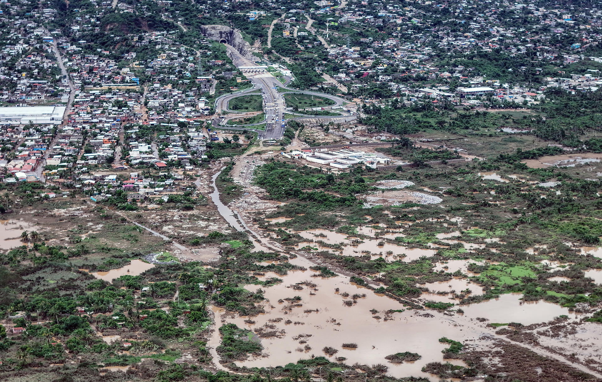 Fotografía tomada desde un drone, donde se observa la zona afectada por el paso del Huracán John, el 28 de septiembre de 2024 en el balneario de Acapulco en el estado de Guerrero (México). EFE/David Guzmán
