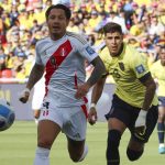 Gianluca Lapadula (i), de Perú, en acción con el ecuatoriano Piero Hincapié durante en un partido de las eliminatorias sudamericanas. EFE/ Rolando Enríquez