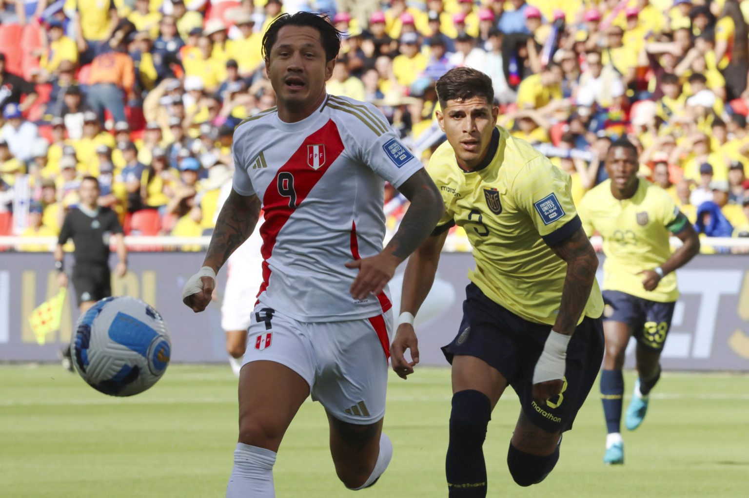 Gianluca Lapadula (i), de Perú, en acción con el ecuatoriano Piero Hincapié durante en un partido de las eliminatorias sudamericanas. EFE/ Rolando Enríquez