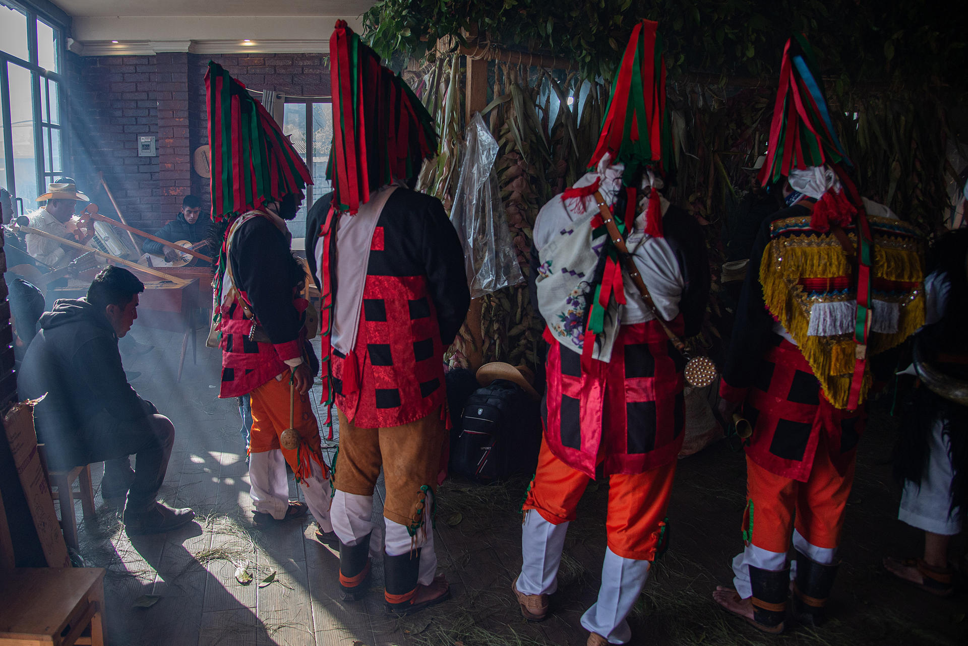 Indígenas participan en una peregrinación a San Mateo este martes, en el municipio de San Juan Chamula (México). EFE/Carlos López
