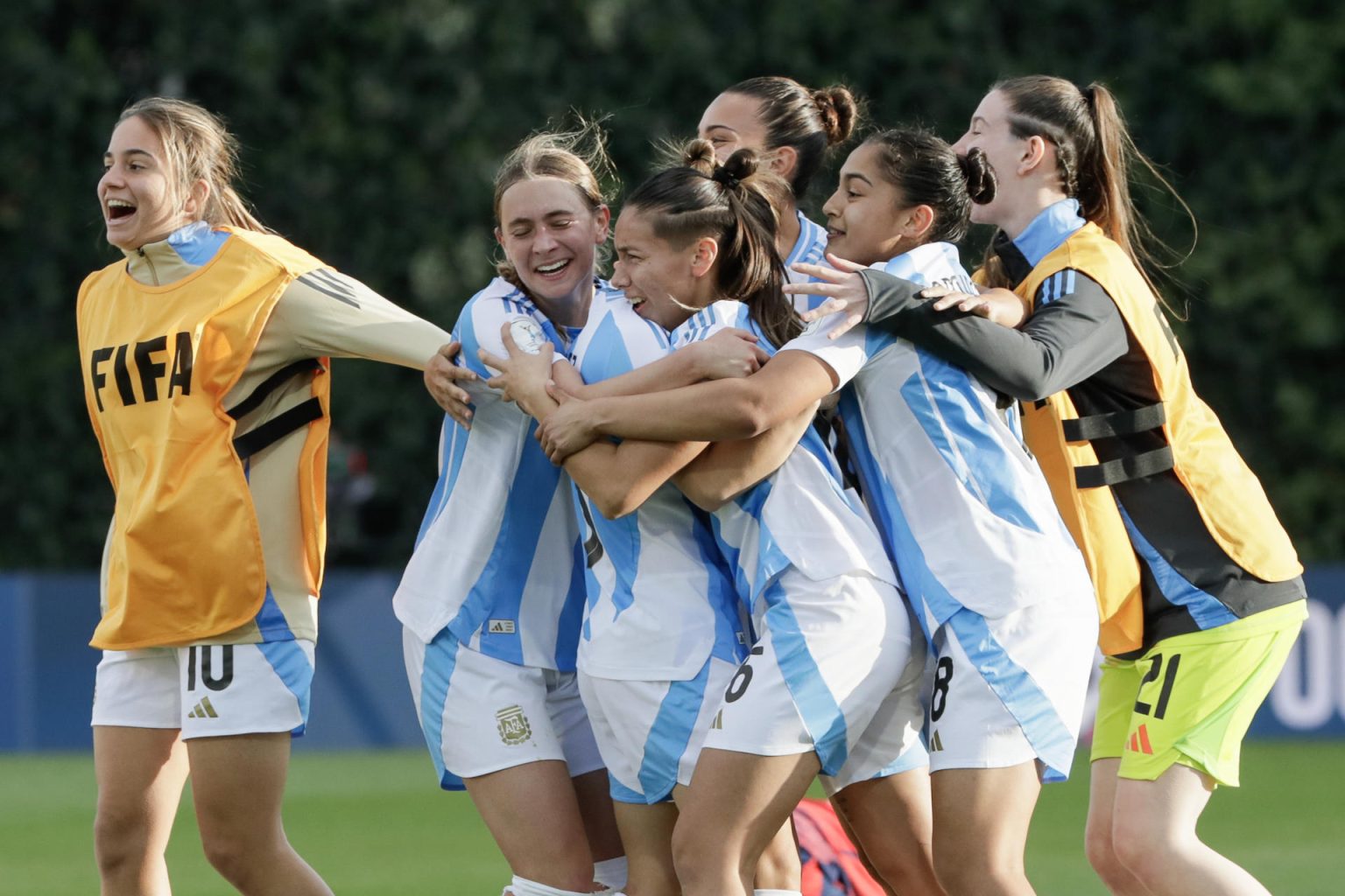 Jugadoras de Argentina celebran este domingo, al final de un partido del grupo F de la Copa Mundial Femenina sub-20. EFE/ Carlos Ortega