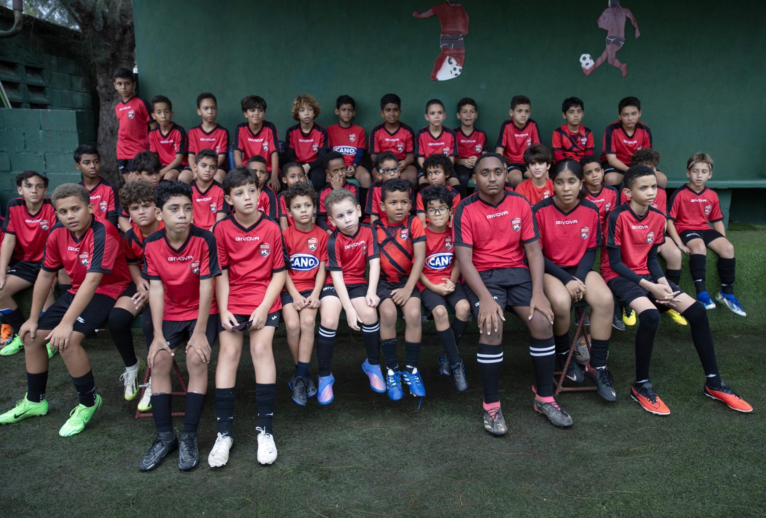 Niños posan durante una práctica de fútbol en una escuela en Santo Domingo, el 10 de septiembre de 2024. EFE/Orlando Barría