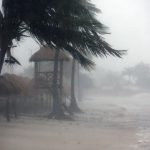 Fotografía del oleaje y fuertes vientos provocados por el huracán Helene, este miércoles en Cancún (México). EFE/ Alonso Cupul