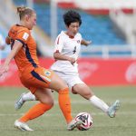 Djoeke de Ridder (i) de Países Bajos disputa un balón con Hyang Sin de Corea del Norte este domingo, en un partido del grupo F de la Copa Mundial Femenina sub-20. EFE/ Ernesto Guzmán