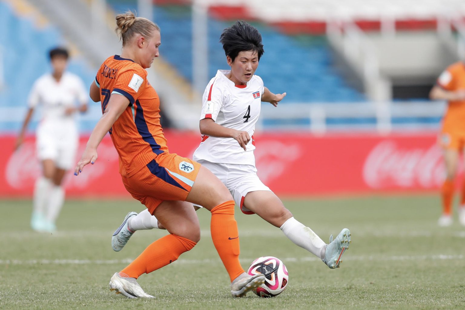 Djoeke de Ridder (i) de Países Bajos disputa un balón con Hyang Sin de Corea del Norte este domingo, en un partido del grupo F de la Copa Mundial Femenina sub-20. EFE/ Ernesto Guzmán