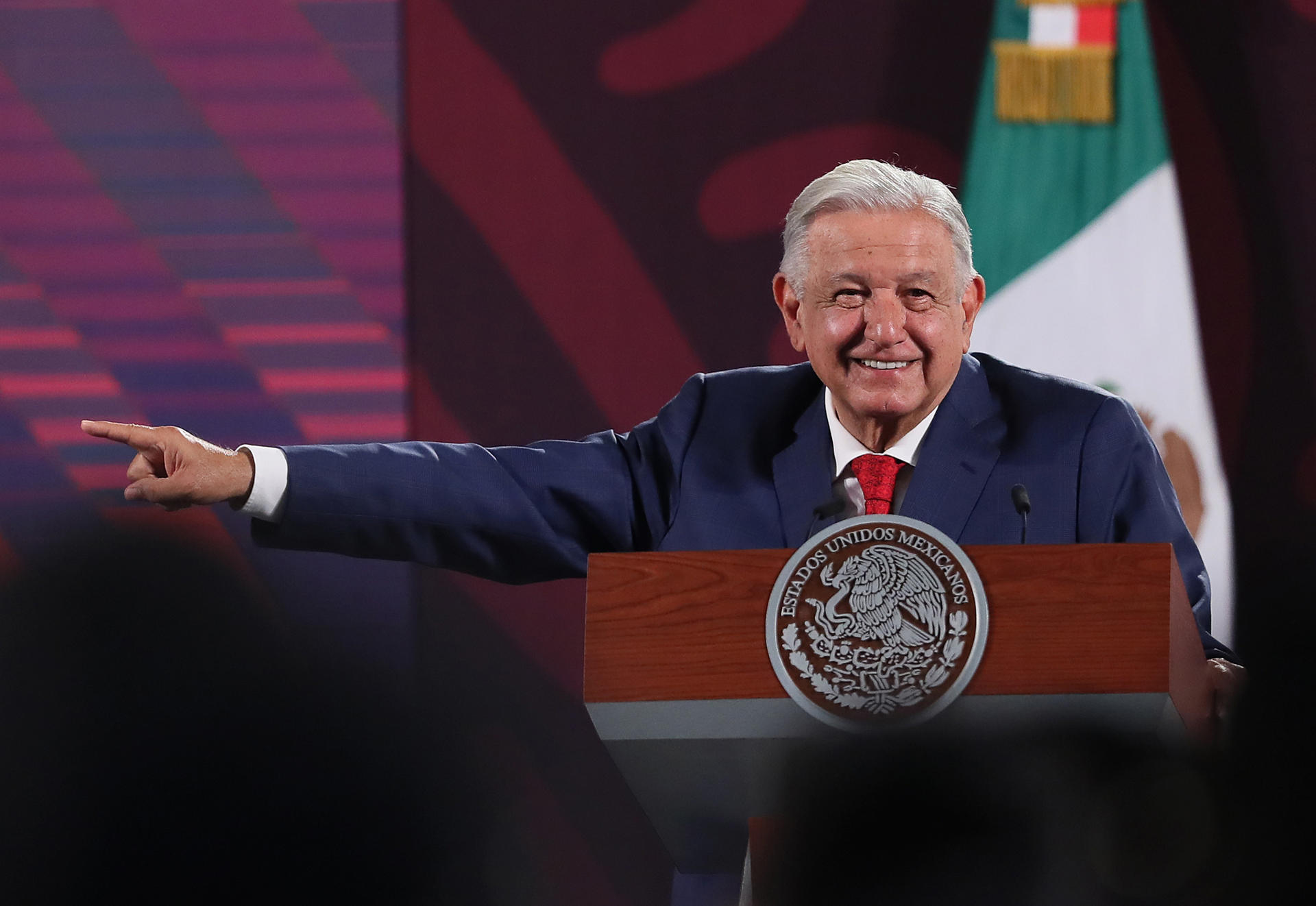 El presidente de México, Andrés Manuel López Obrador, habla durante su conferencia de prensa matutina este lunes, en Palacio Nacional en la Ciudad de México (México). EFE/ Mario Guzmán
