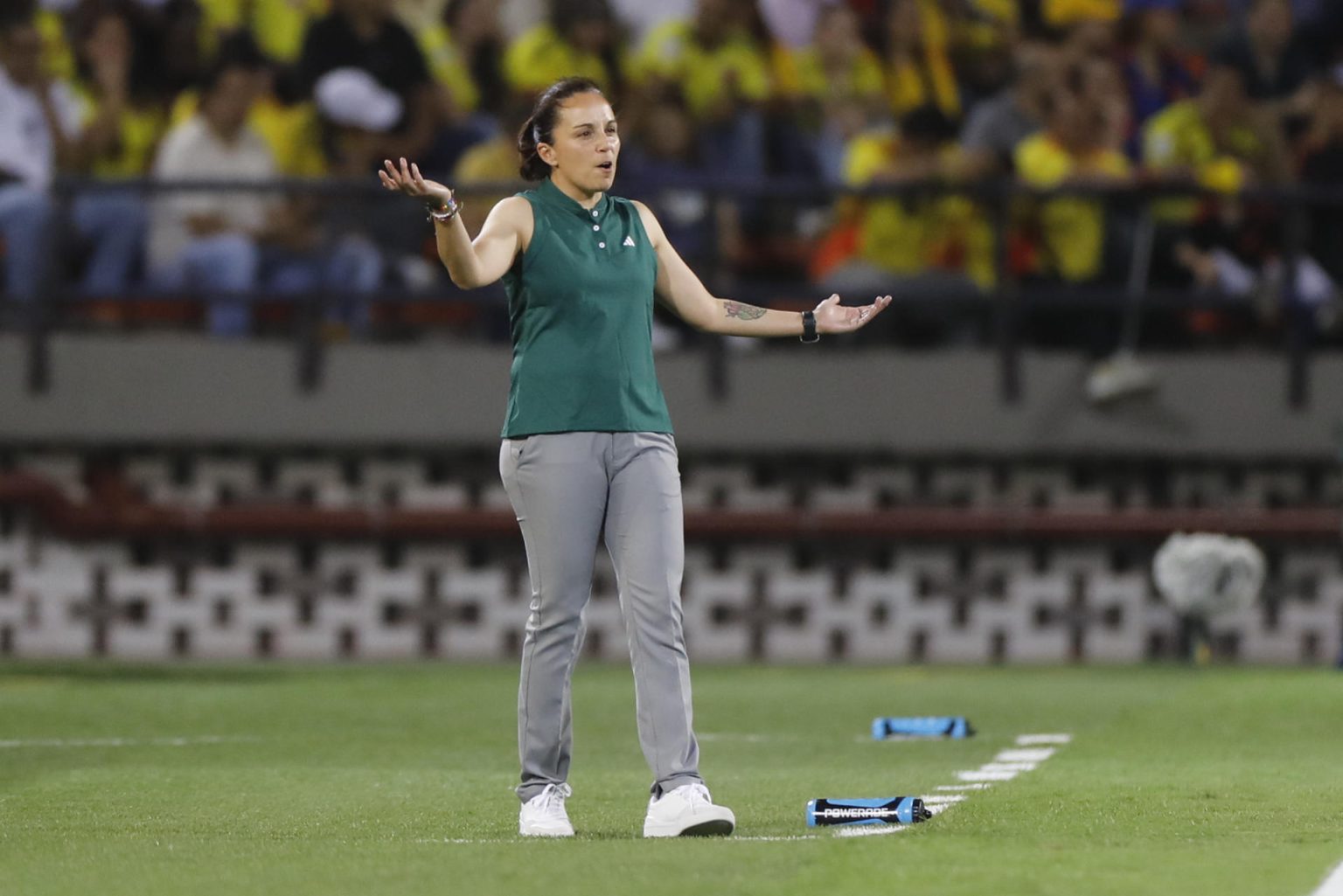 La seleccionadora de México, Ana Galindo, durante un partido del grupo A del Mundial Femenino sub-20 ante Colombia en Medellín. EFE/ Luis Eduardo Noriega Arboleda