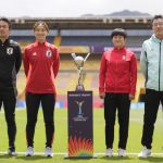 A la izquierda de la copa que recibirá la selección ganadora del Mundial femenino sub-20, el seleccionador de Japón Michihisa Kano y su jugadora Hayashi Manaka. Y del lado derecho la goleadora de Corea del Norte Chae Un Yong y su entrenador Ri Song Ho. Estas selecciones asiáticas disputan el título este domingo en Bogotá. EFE/ Carlos Ortega