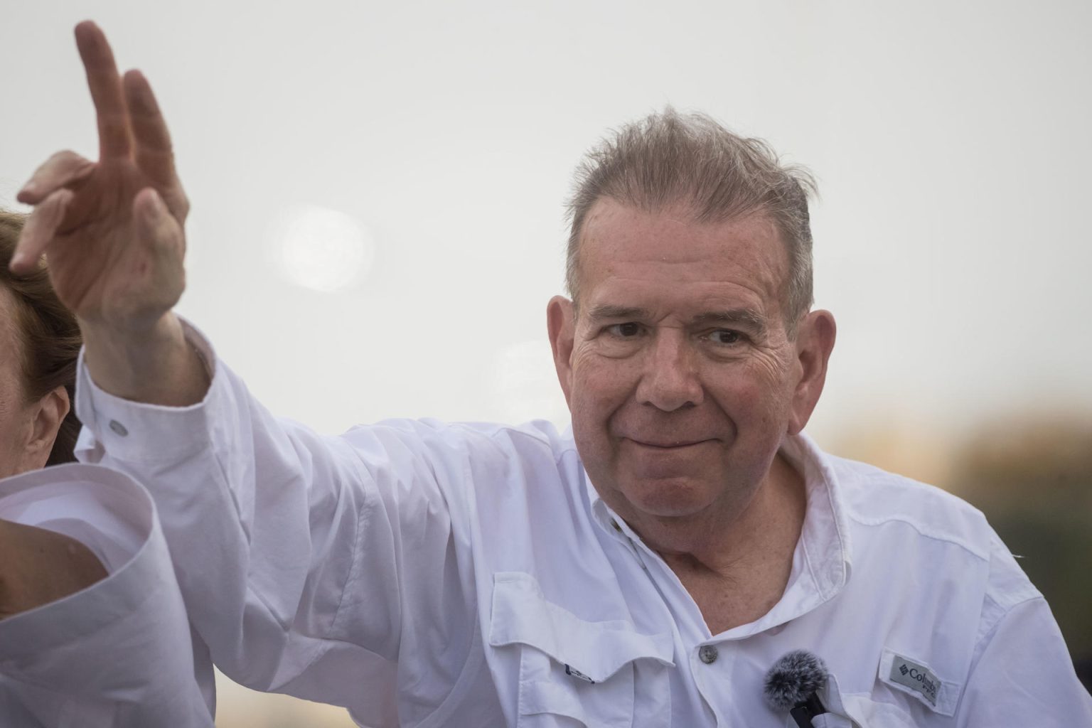 Fotografía de archivo del 24 de julio de 2024 del excandidato opositor de Venezuela, Edmundo González, saludando en un acto de campaña, en Puerto La Cruz (Venezuela). EFE/ Miguel Gutiérrez