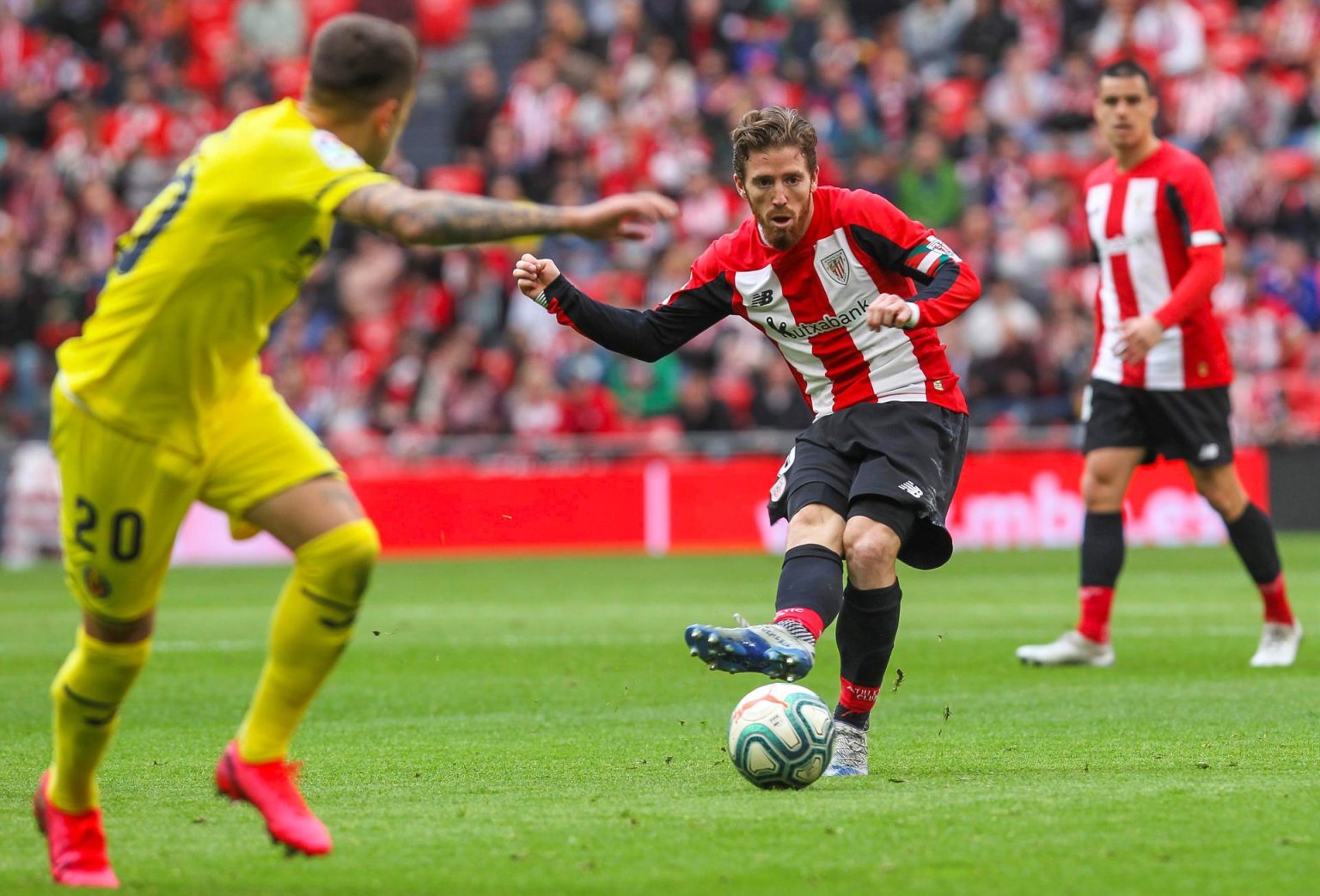 Fotografía de archivo en al que se registró al centrocampista español Iker Muñaín (c), al actuar para el Athletic Club y quien es nuevo refuerzo del club argentino de fútbol San Lorenzo de Almagro. EFE/Miguel Toña