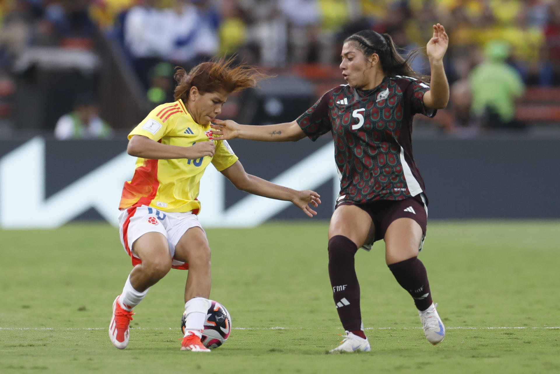 Gabriela Rodríguez (i) de Colombia disputa el balón con Giselle Espinoza de México en un partido del grupo A de la Copa Mundial Femenina sub-20. EFE/ Luis Eduardo Noriega Arboleda
