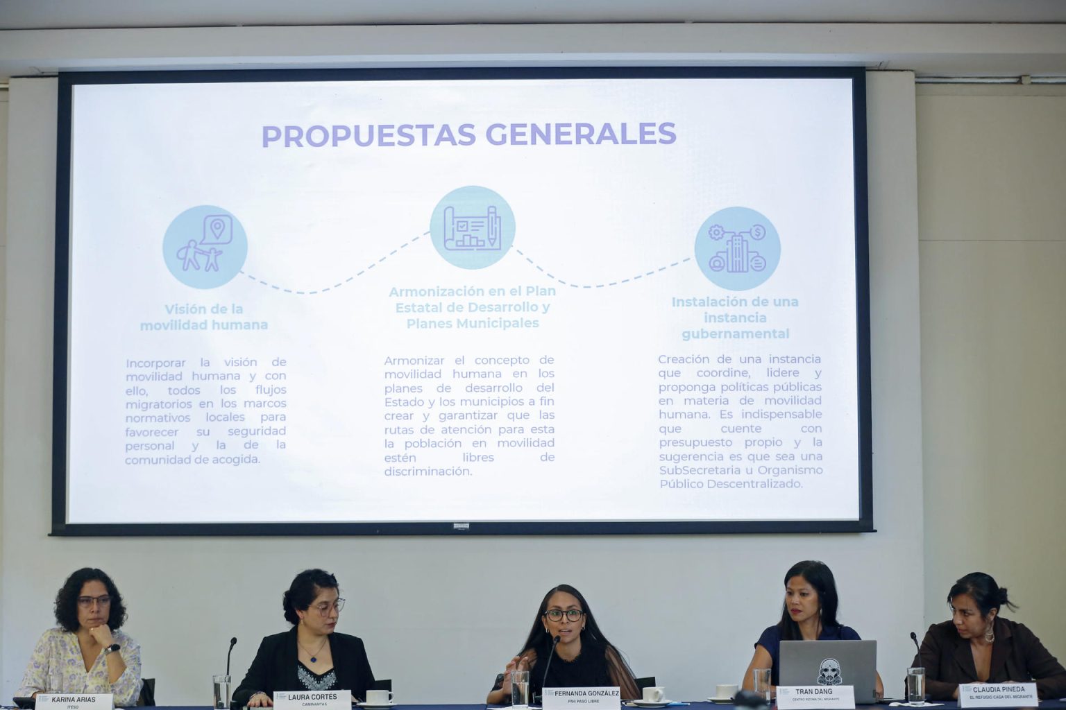 De izquierda a derecha, los integrantes de la Alianza Por la Movilidad Humana en Jalisco, Karina Arias, Laura Cortés, Fernanda González, Tran Dang y Claudia Pineda participan este martes en la presentación de la “agenda pendiente en movilidad humana para el Estado de Jalisco”, en la ciudad de Guadalajara, en Jalisco (México). EFE/ Francisco Guasco