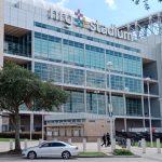 Fotografía del exterior del estadio NRG en Houston, Texas (EE.UU.), una de las sedes de la Copa Oro en 2025. EFE/ Claudia Aguilar