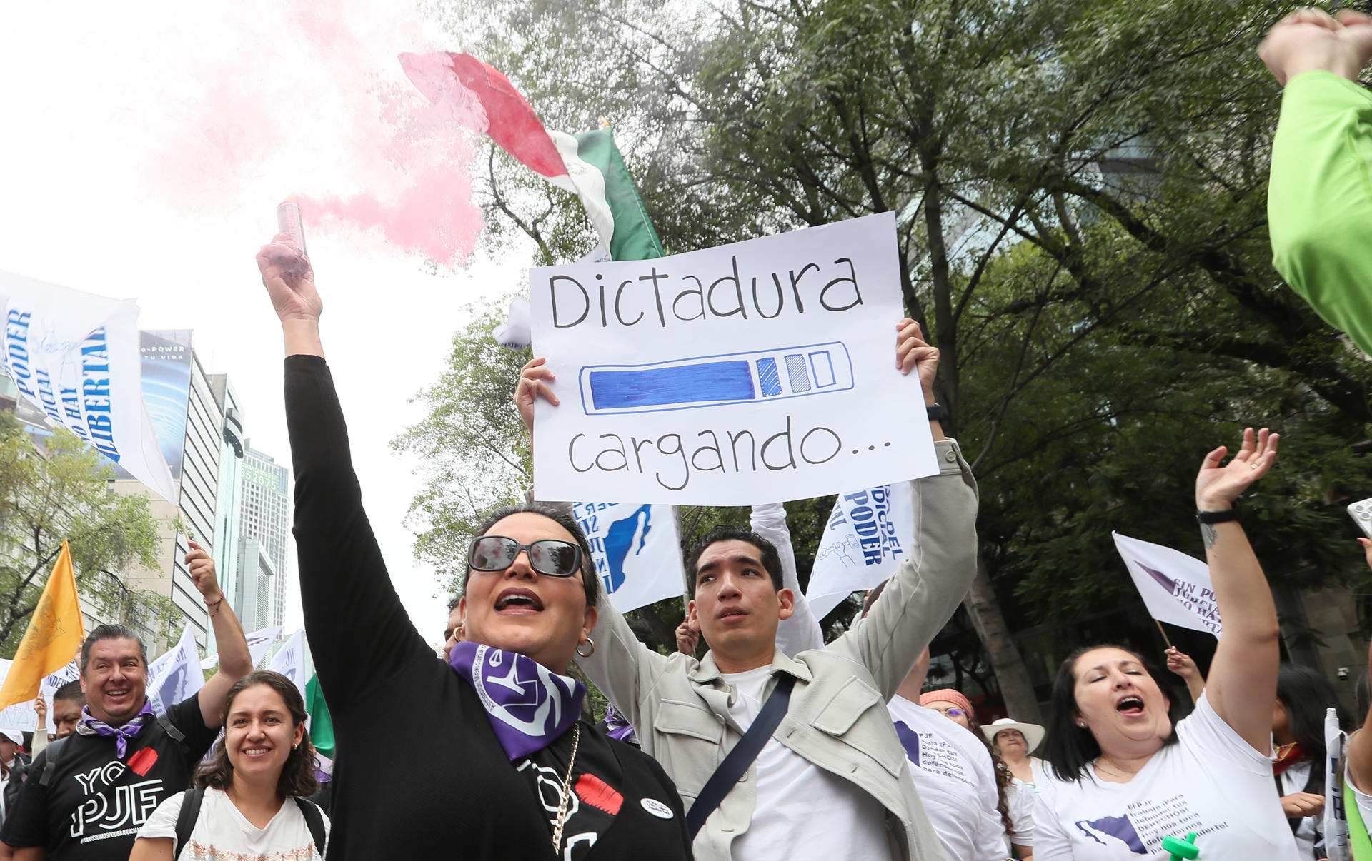 Trabajadores del poder judicial protestan este domingo al exterior de la Cámara de Senadores en la Ciudad de México (México).  EFE/ Mario Guzmán
