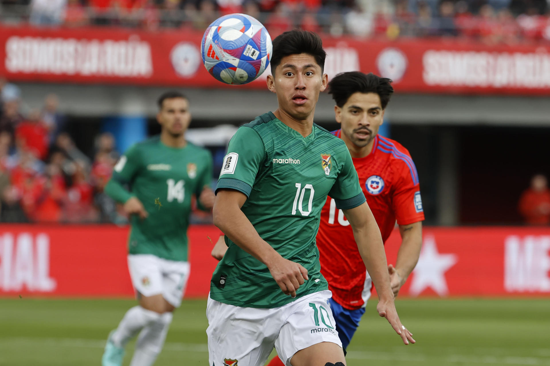 Miguel Terceros de Bolivia controla un balón en un partido de las eliminatorias sudamericanas para el Mundial de 2026. EFE/ Elvis González
