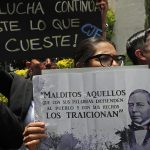 Una mujer sostiene un cartel durante una protesta en contra de la reforma impulsada por el oficialismo, en Ciudad de México (México). Imagen de archivo. EFE/Mario Guzmán