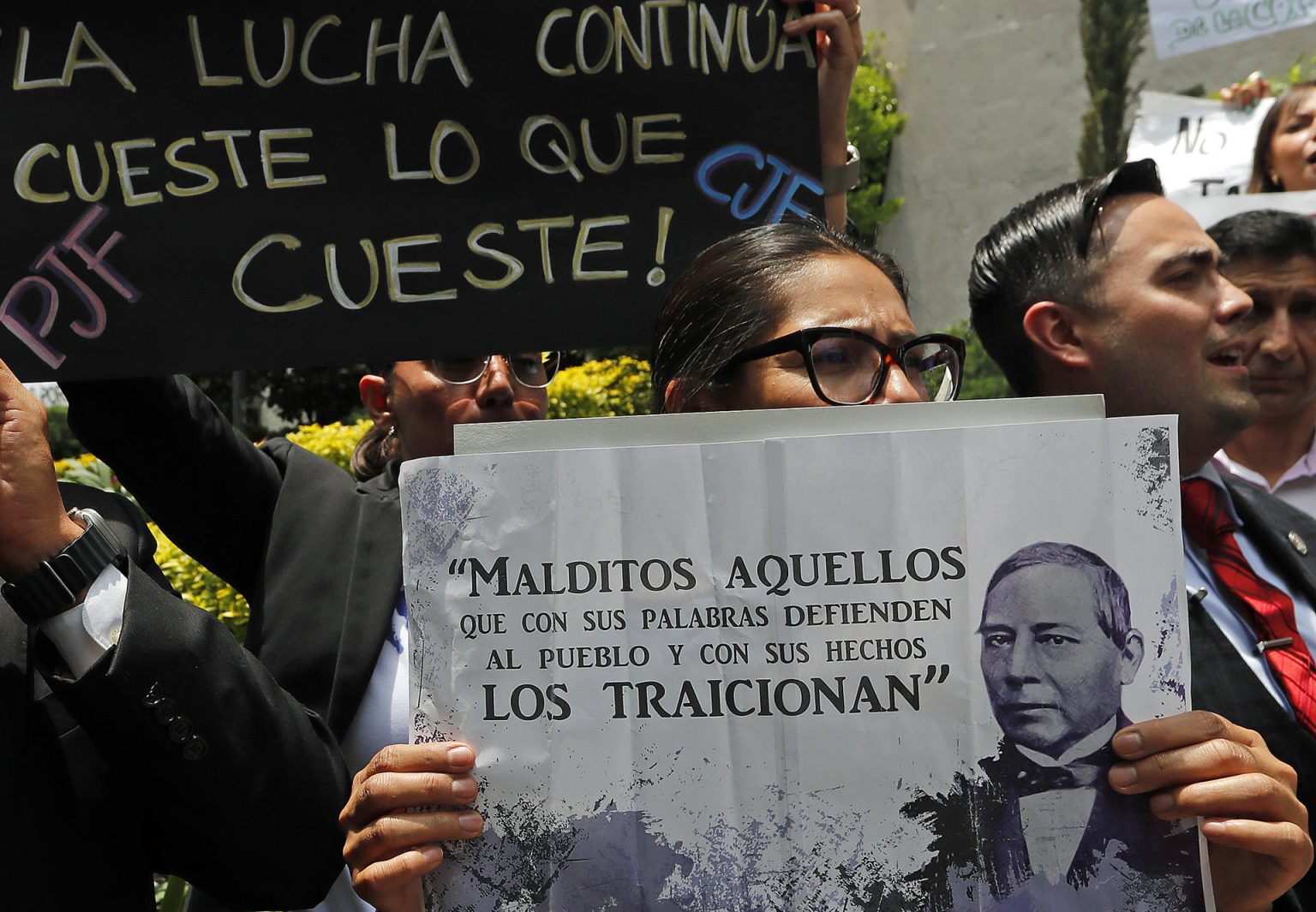 Una mujer sostiene un cartel durante una protesta en contra de la reforma impulsada por el oficialismo, en Ciudad de México (México). Imagen de archivo. EFE/Mario Guzmán