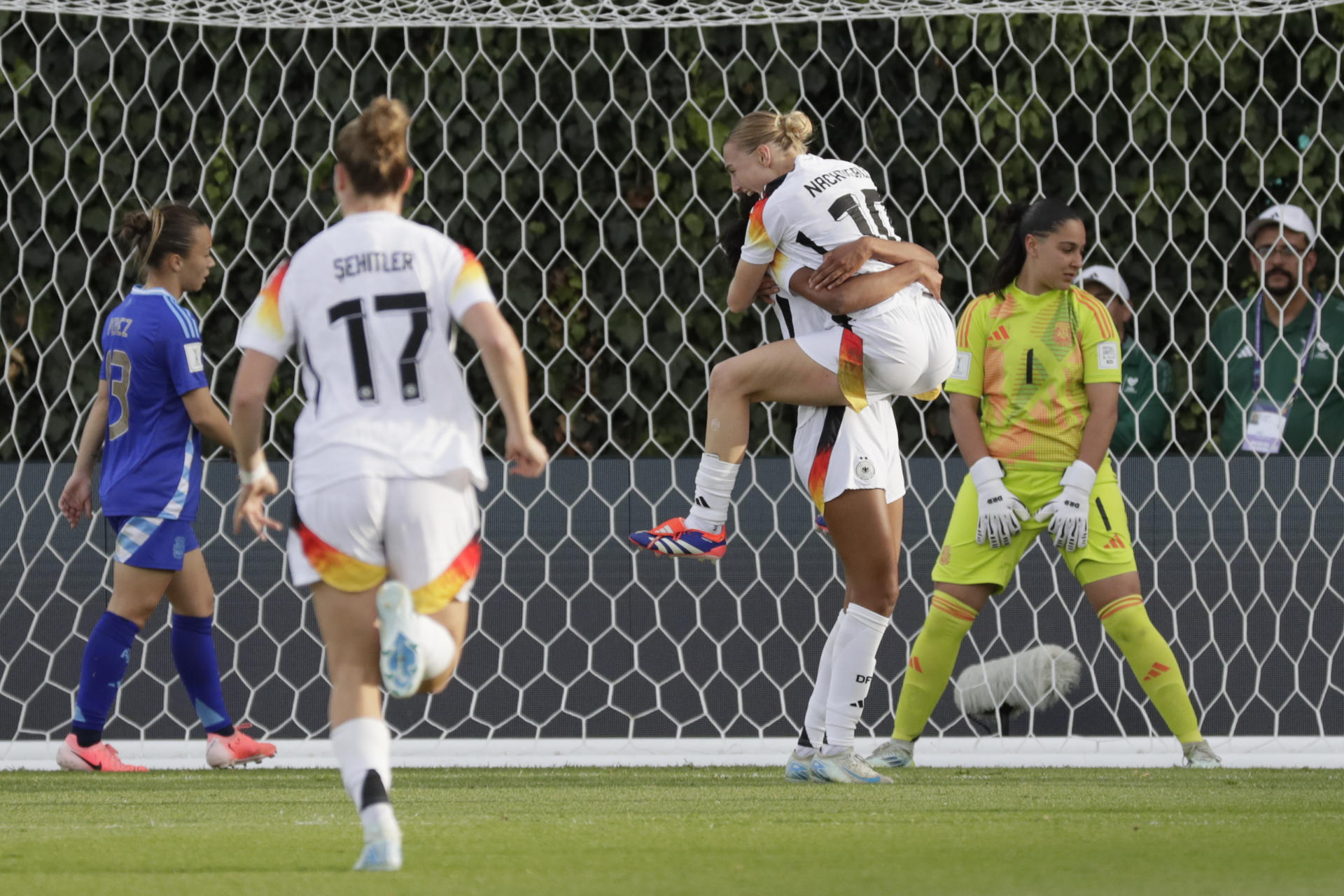 Sophie Nachtigall (3-d), de Alemania, fue registrada este jueves, 12 de septiembre, al celebrar un gol que le anotó a Argentina, durante un partido de los octavos de final del Mundial FIFA femenino sub-20, en el estadio de Techo, en Bogotá (Colombia). EFE/Carlos Ortega
