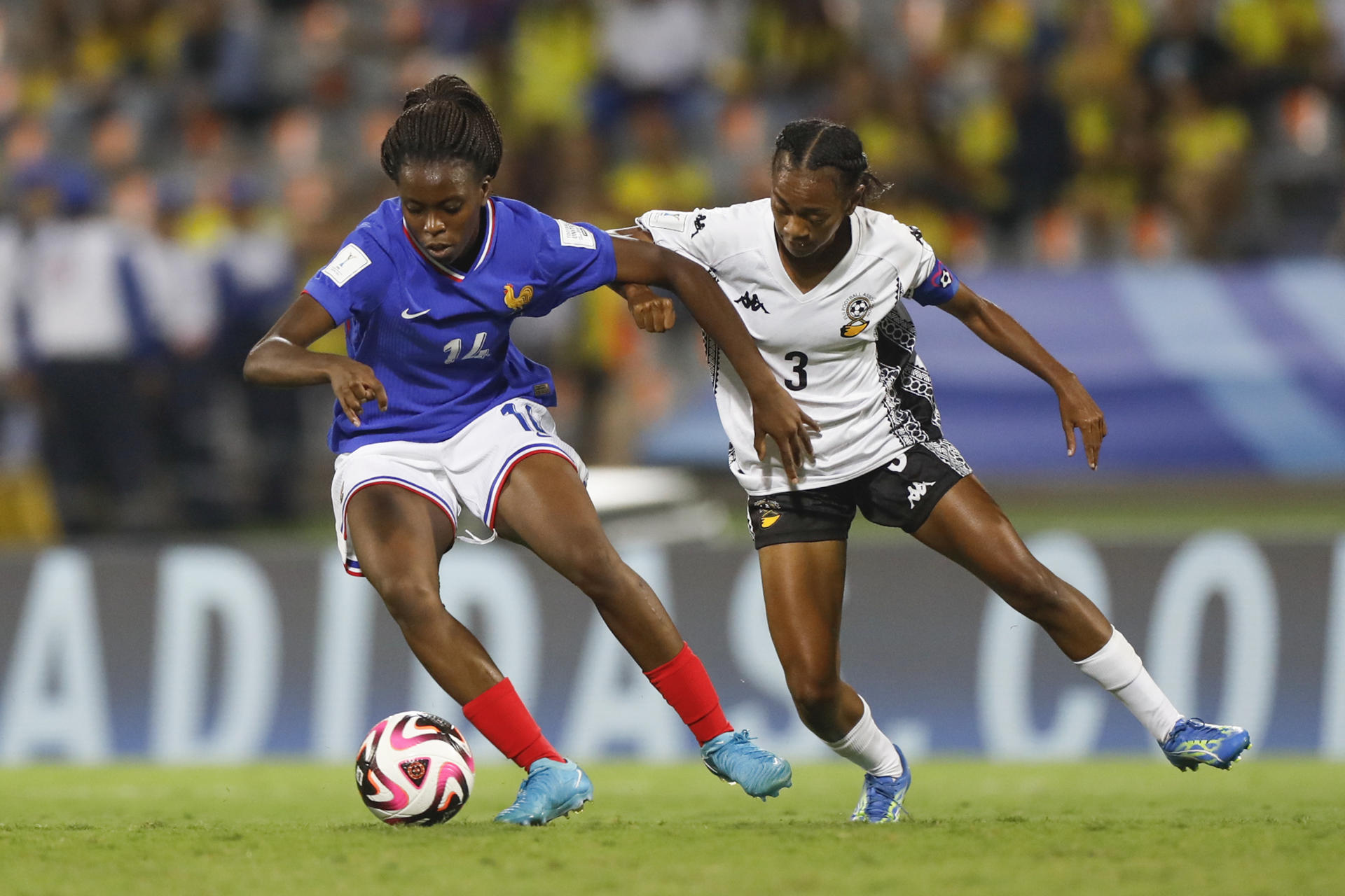 Adi Bakaniceva (d) de Fiyi disputa un balón con Hillary Díaz de Francia en un partido del grupo B de la Copa Mundial Femenina sub-20. EFE/ Luis Eduardo Noriega Arboleda
