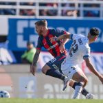 El español Iker Muniain (i) debutó este sábado en San Lorenzo, que perdió en casa por 0-1 ante Vélez Sarsfield, cuyo liderato se ha consolidado en Argentina. EFE/ STR