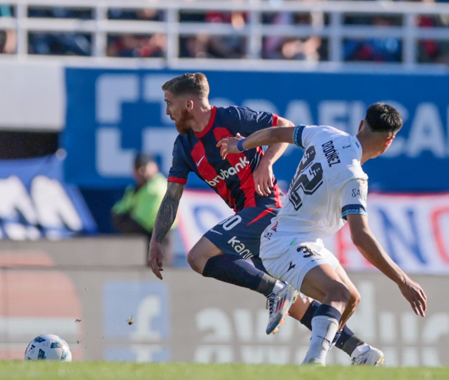 El español Iker Muniain (i) debutó este sábado en San Lorenzo, que perdió en casa por 0-1 ante Vélez Sarsfield, cuyo liderato se ha consolidado en Argentina. EFE/ STR