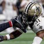 El defensor de New Orleans Saints de Atlanta Jordan Howden (derecha) es superado por el corredor Atlanta Falcons Bijan Robinson durante el juego de este domingo en Atlanta.EFE/EPA/ERIK S. LESSER