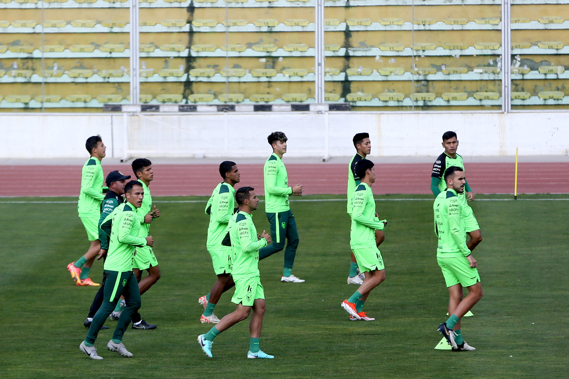 Fotografía de archivo de un entrenamiento en La Paz de la selección de Bolivia, que este martes se enfrentará con la de Chile en Santiago. EFE/Luis Gandarillas
