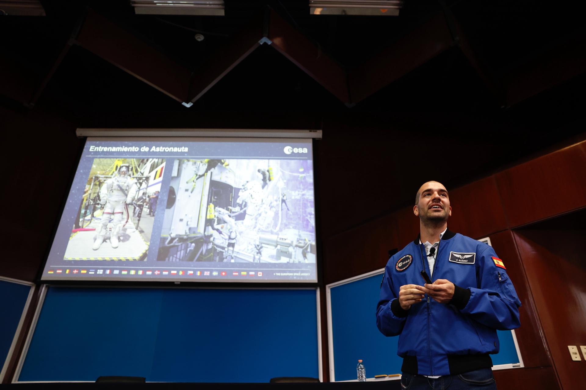 El astronauta español Pablo Álvarez, participa en una charla con estudiantes de la Universidad Nacional Autónoma de México (UNAM), este lunes en Ciudad de México (México).EFE/Sáshenka Gutiérrez
