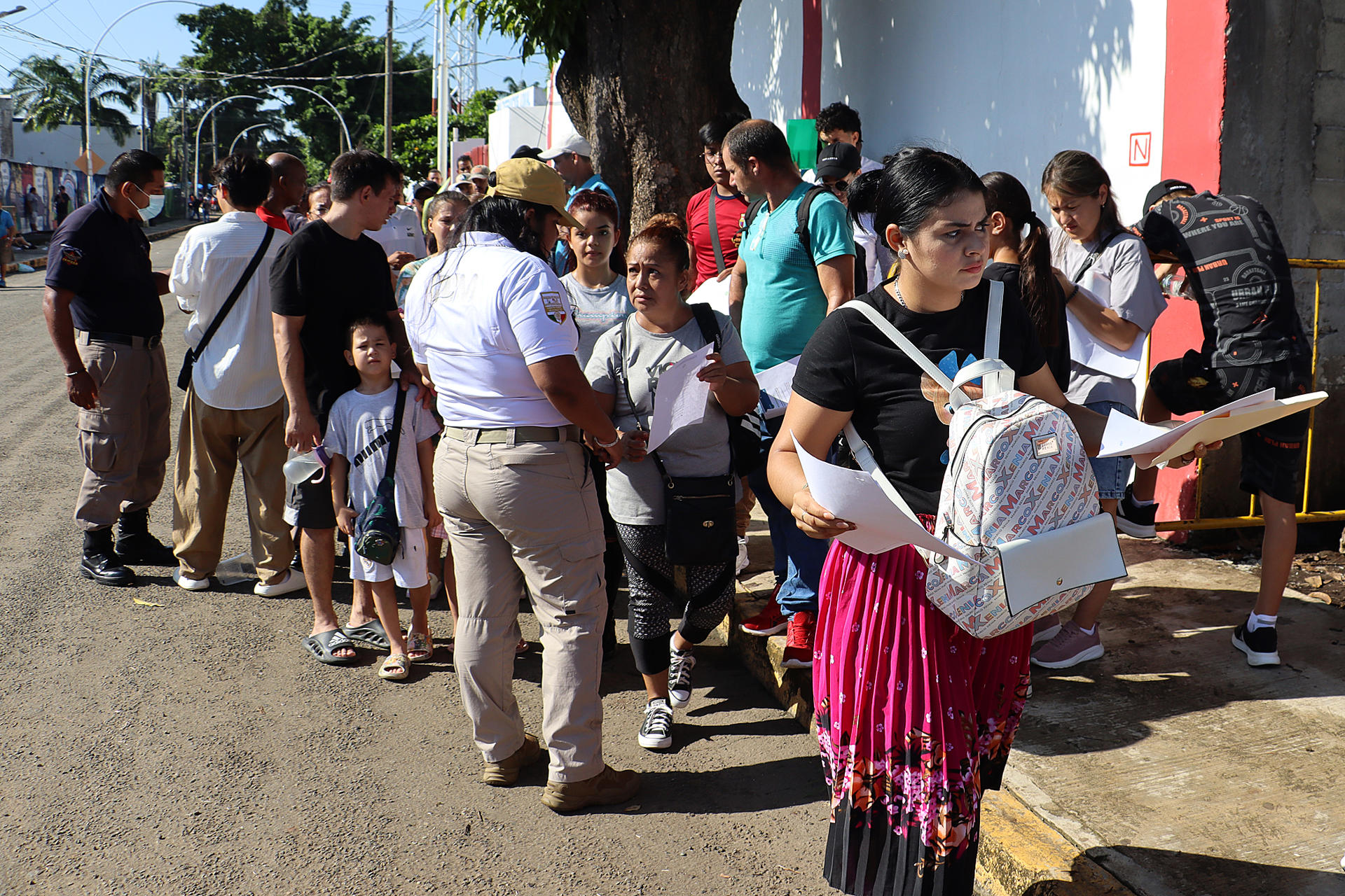 Migrantes esperan en una fila para resolver su situación migratoria este lunes, en la ciudad de Tapachula (México).EFE/Juan Manuel Blanco
