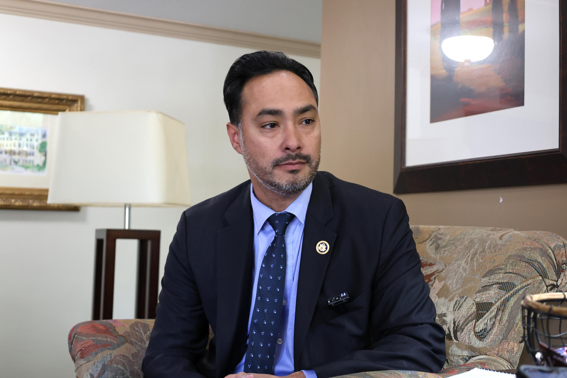 El congresista demócrata por Texas, Joaquín Castro, habla con EFE durante una entrevista, el 19 de septiembre de 2024, en Washington (EE. UU). EFE/Octavio Guzmán
