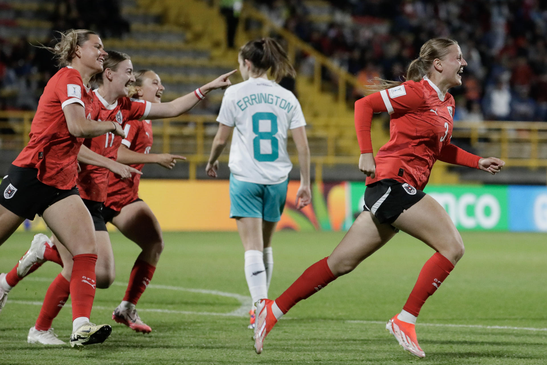 Sarah Gutmann (d) de Austria celebra un gol en un partido del grupo E de la Copa Mundial Femenina sub-20. EFE/ Carlos Ortega
