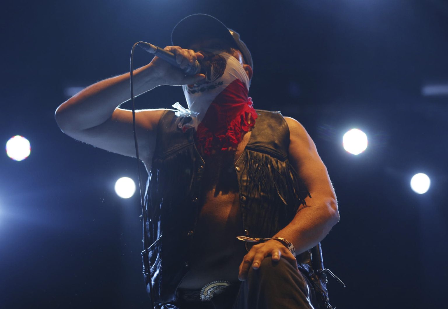 Fotografía de archivo del 24 de junio de 2017 del vocalista de banda de rock metal mexicana Brujería, Juan Brujo, durante su presentación en el Download Festival en Madrid (España). EFE/ Kiko Huesca