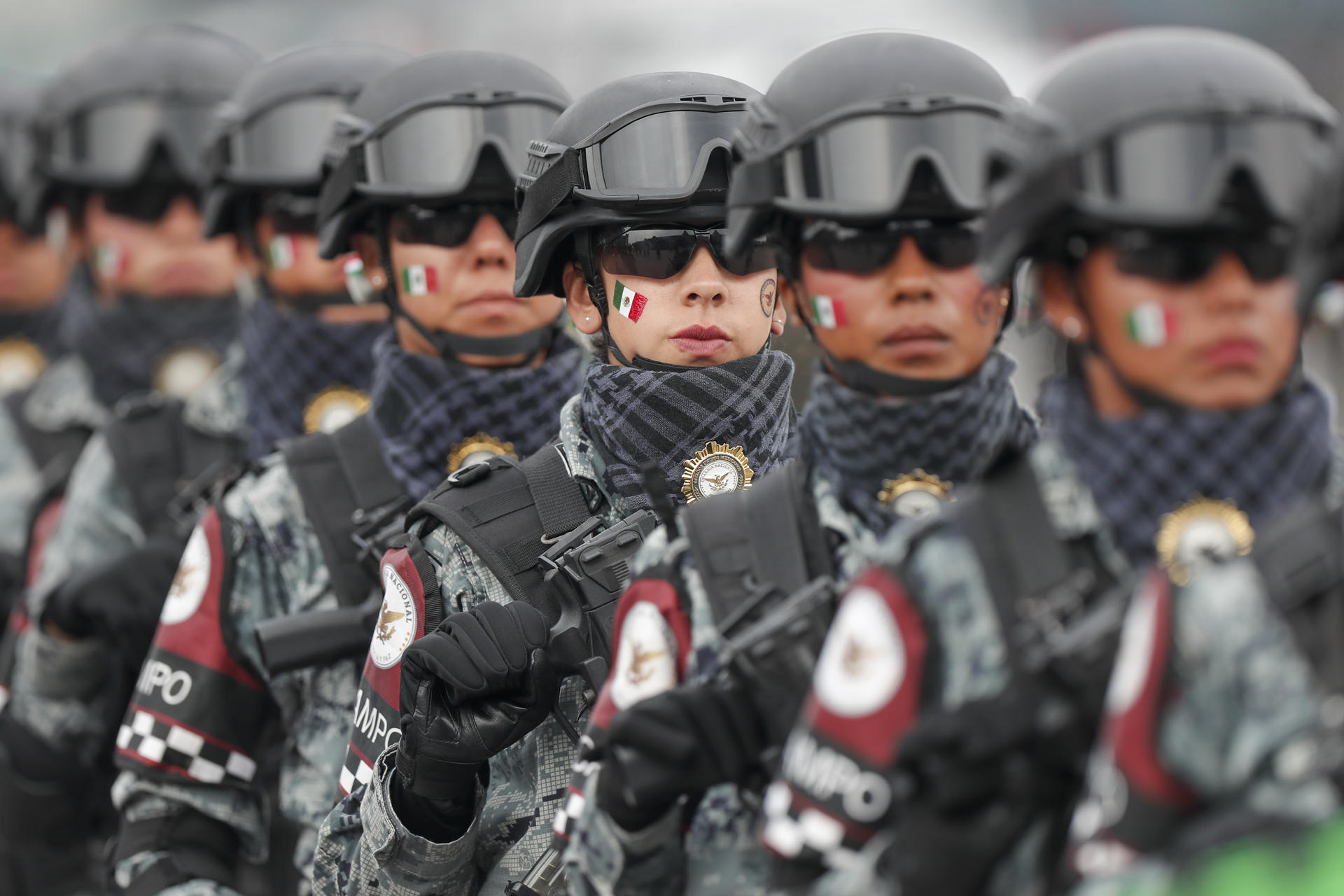 Integrantes de las Fuerzas Armadas de México, participan en el desfile por el 214 aniversario del inicio de la Independencia de México, este lunes, en la plancha del Zócalo, en la Ciudad de México (México). EFE/ Isaac Esquivel
