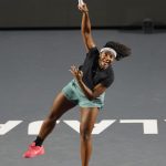 La tenista estadounidense Hailey Baptiste, devuelve una bola ante la colombiana Camila Osorio, durante un juego del torneo Guadalajara Open WTA 500 este lunes, en el Centro Panamericano de Tenis en Guadalajara, Jalisco (México). EFE/ Francisco Guasco