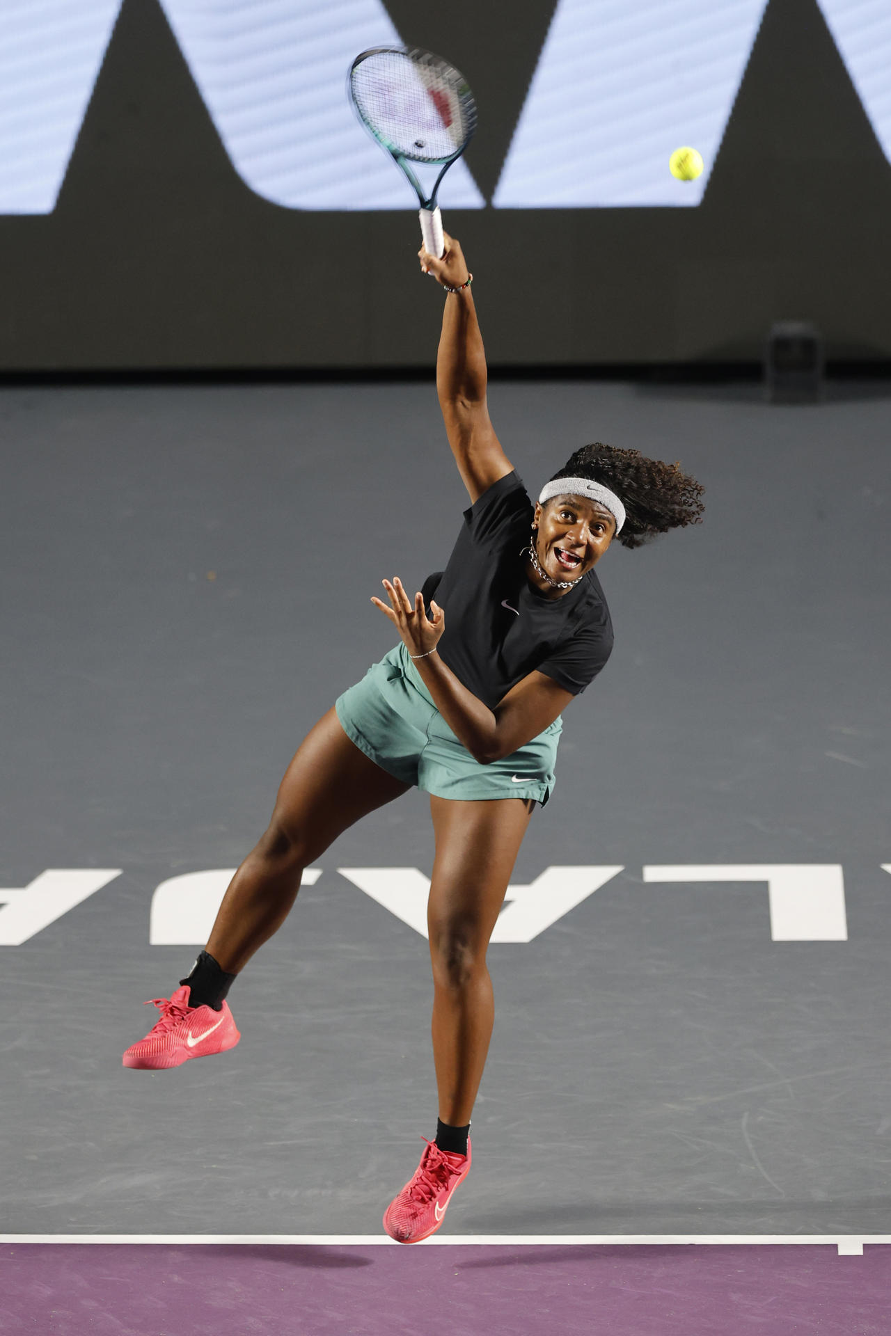 La tenista estadounidense Hailey Baptiste, devuelve una bola ante la colombiana Camila Osorio, durante un juego del torneo Guadalajara Open WTA 500 este lunes, en el Centro Panamericano de Tenis en Guadalajara, Jalisco (México). EFE/ Francisco Guasco