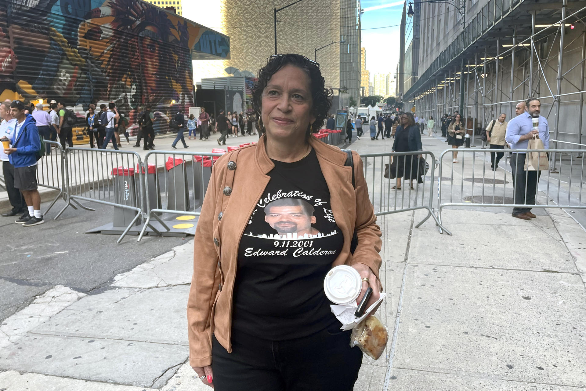 Lisa Mendez posa con una camiseta con la cara de su primo fallecido en el atentado del 11-S, Edward Calderón, este miércoles, en el acto conmemorativo homenaje a  las víctimas, en Nueva York (EE.UU.). EFE/ Alicia Sánchez
