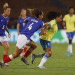 La francesa Romane Lejeune (c) disputa un balón con Natália Vendito, de Brasil, este martes en el partido del grupo B del Mundial Femenino sub-20 en el estadio Atanasio Girardot en Medellín (Colombia). EFE/ Luis Eduardo Noriega Arboleda