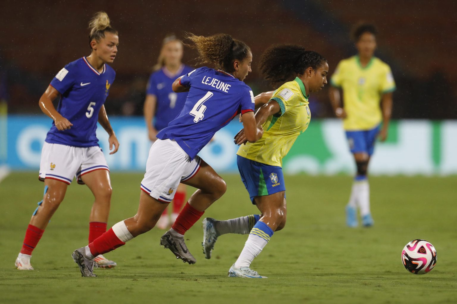 La francesa Romane Lejeune (c) disputa un balón con Natália Vendito, de Brasil, este martes en el partido del grupo B del Mundial Femenino sub-20 en el estadio Atanasio Girardot en Medellín (Colombia). EFE/ Luis Eduardo Noriega Arboleda